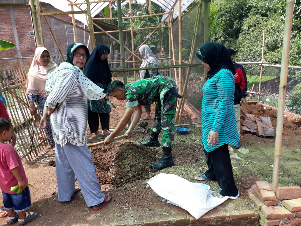 Babinsa dampingi warga menanam bibit secara Biopori